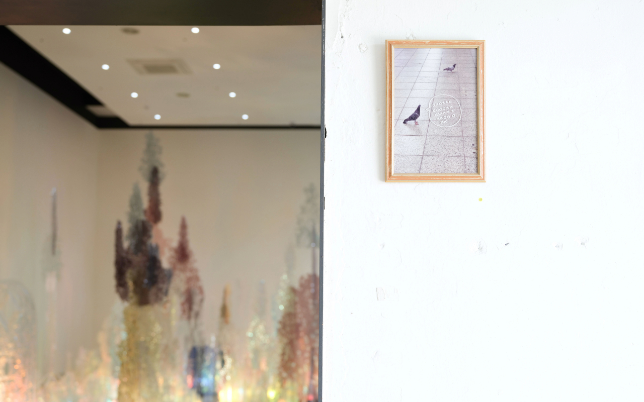 73. 민예은, _흔하지만 다른-OX_, 사진,수집한 액자 위에 펜 드로잉, 33.3x23.1 x1.7 cm, 2023. (1)